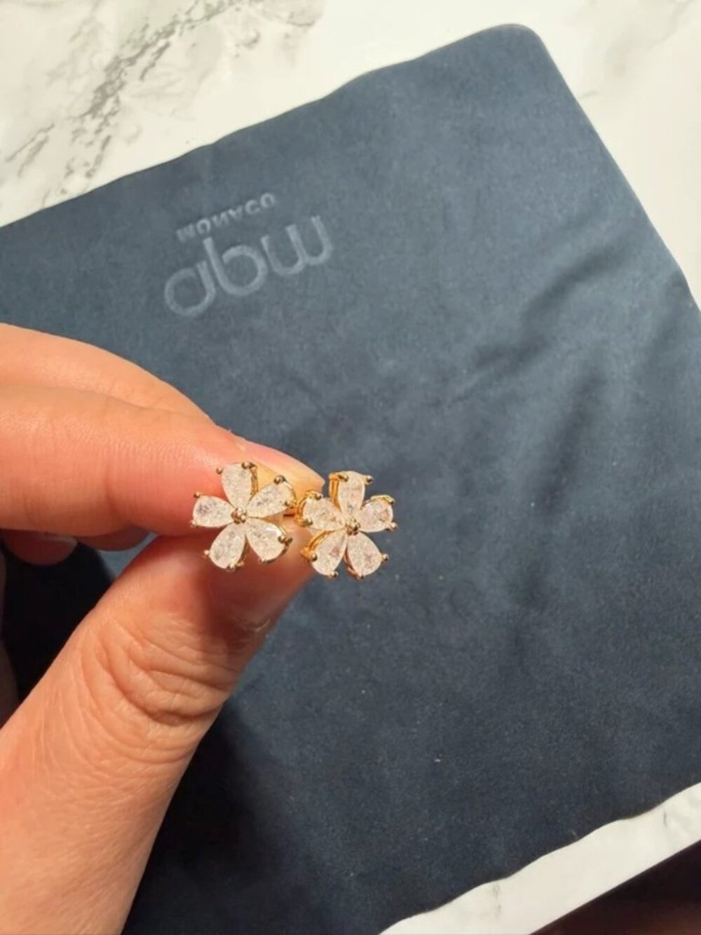 Crystal flower stud earrings gold-tone 5 petal